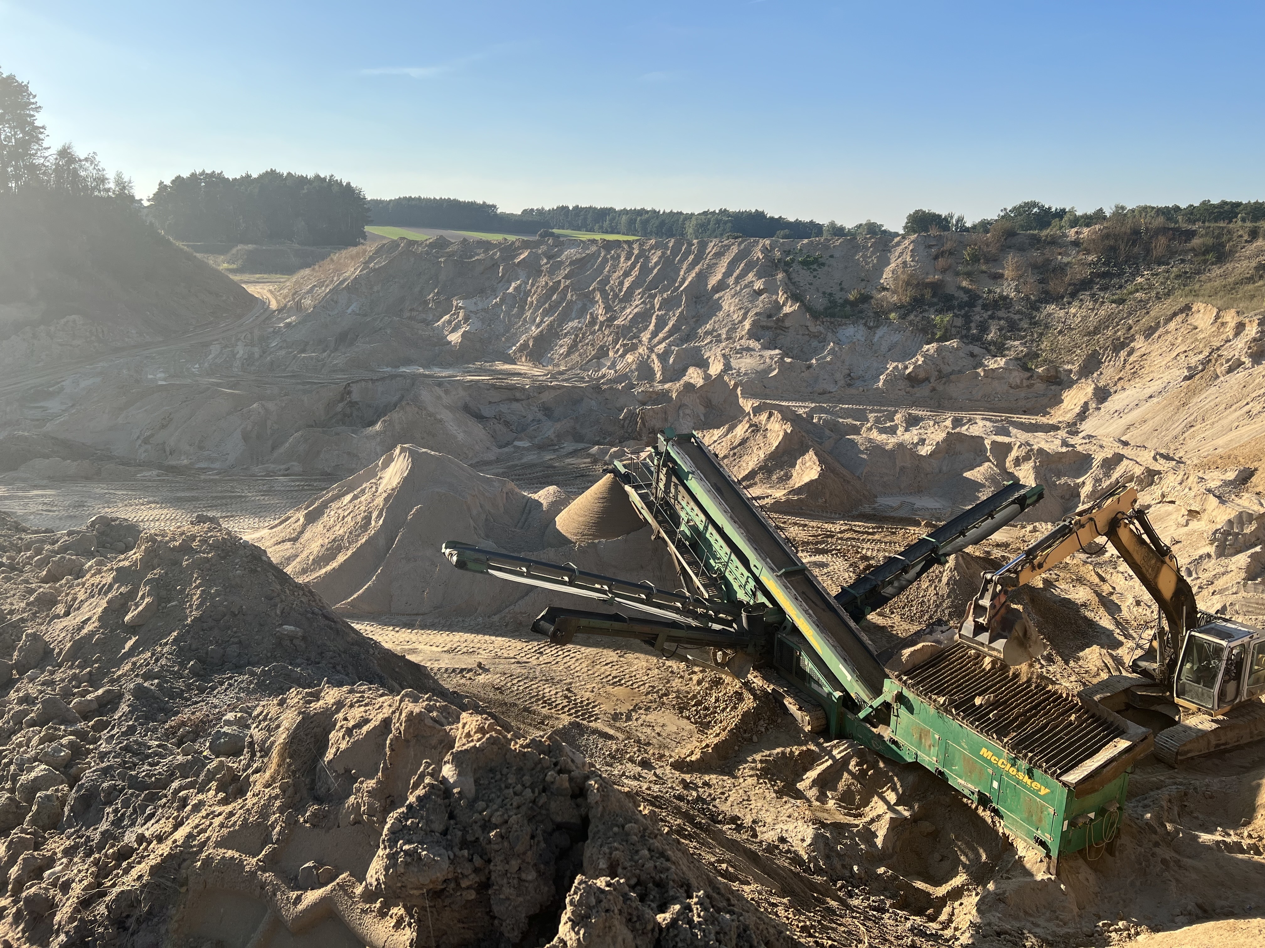 Kopalnia piasku Budzynek - widok na wyrobisko i maszyny